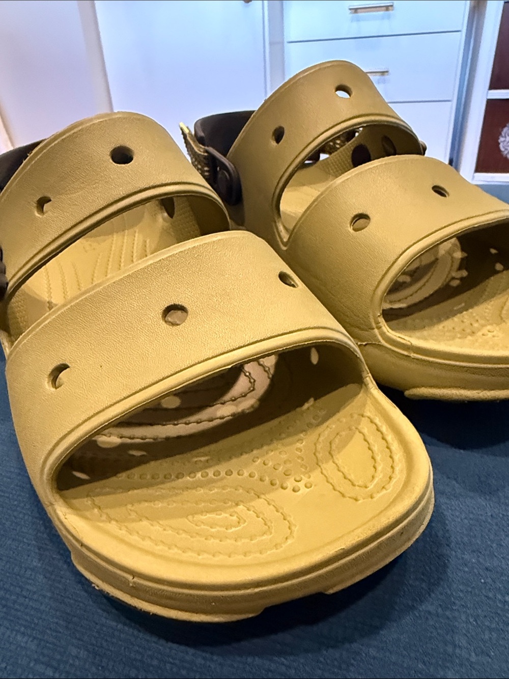 CROCS men’s size 10 Slide Sandal in army green with black and yellow Accents - Picture 4 of 6